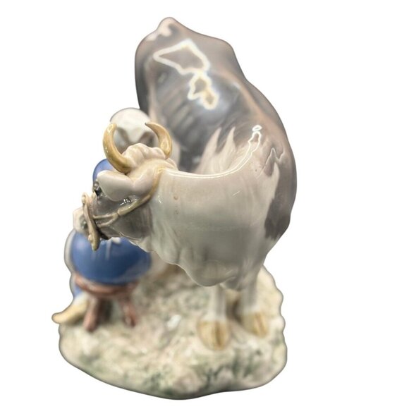 Bing & Grøndahl Denmark Porcelain Figurine Milk Maiden with Cat and Cow 2017 - Picture 4 of 5